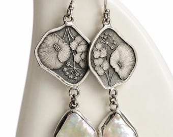 Ohrringe mit Wildblumenmuster aus Silber und Keshi-Perlen, handgefertigt, geätztes Silber, botanisches Design
