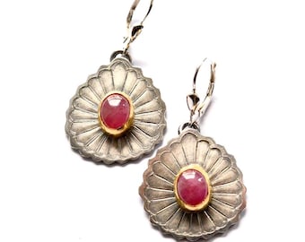 Ohrringe aus Gold und Silber mit rosafarbenem Rubin, handgraviertes Silber, Muschelschmuck