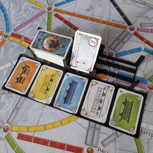 Distributeur de Cartes 3D "Les Aventuriers du Rail / Ticket to Ride" - Impression 3D Haute Qualité - Compatible Sleeves