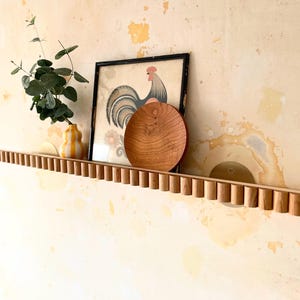 Estantería de pared Art Déco de latón y roble con forma ondulada y festoneada / Repisa para cuadros acanalada