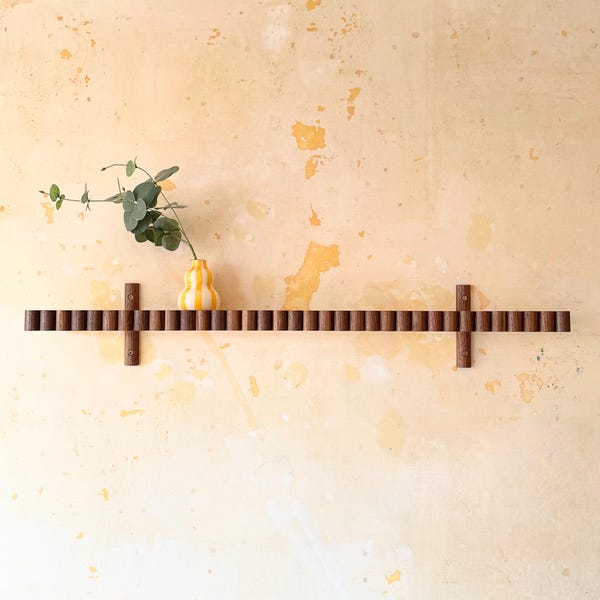 Estante flotante de nogal ondulado con forma de concha de mediados de siglo / Decoración de pared moderna acanalada / Almacenamiento de pared escandinavo con forma de concha