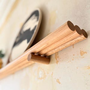 Estantería de roble de tres husos de estilo mediados de siglo / Decoración de pared flotante de estilo escandinavo elegante