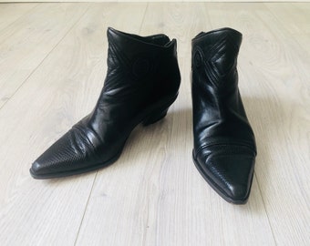 Vintage 80s black leather booties  size 5 us