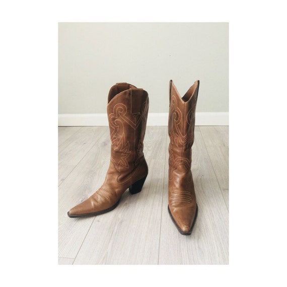 Vintage 1980s Beige western boots Size 8.5US