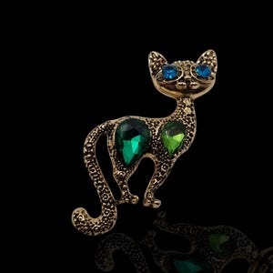 Vintage Cat Brooch with Colorful Gemstones, Antique Gold Tone Pin, Unique Animal Jewelry, Green and Blue Gem Cat Brooch, Gift for Her.