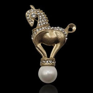 Elegante goldene Pferde Brosche mit Perle & Strass – Vintage-inspirierte Reiterin, Pferdeliebhaber Geschenk, einzigartiger Tier Schmuck für Damen