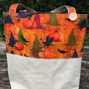 Sac à bonbons d'Halloween orné de chapeaux de sorcière multicolores !