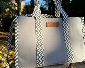 Gray Canvas Tote Bag – Minimal Zippered Shoulder Bag for Work & Travel, Everyday Use