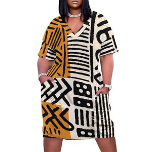 Peut inclure: Une robe à manches courtes avec un col en V et un motif géométrique en noir, blanc et orange. La robe a deux poches sur les côtés.