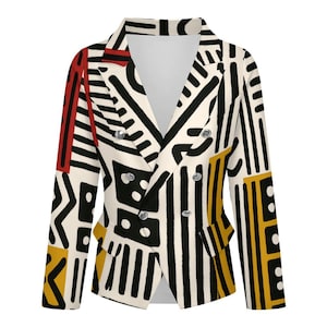 Könnte beinhalten: Doppelreihiger Blazer mit auffälligem geometrischem Muster in Schwarz, Rot und Gelb auf cremefarbenem Hintergrund. Der Blazer hat silberne Knöpfe und ein klassisches Revers, das ein kühnes und künstlerisches Statement abgibt.
