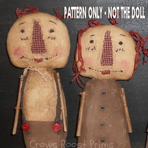 Peut inclure: Un patron pour faire deux poupées de chiffon. Les poupées sont habillées de tissu brun et ont les cheveux en laine rouge. Le patron est intitulé "PATTERN ONLY - NOT THE DOLL".