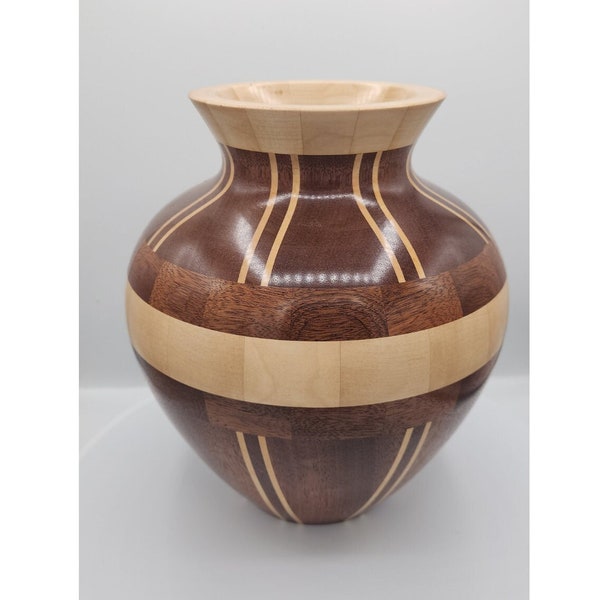 Segmentierte Vase aus Mahagoni und Ahorn