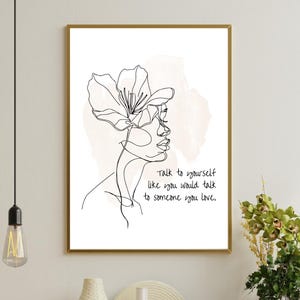 Op de afbeelding: Een zwart-witte lijntekening van een vrouwenhoofd met een bloem op haar hoofd. De tekening is op een witte achtergrond met een lichtroze aquarelverf. De tekst "Praat met jezelf zoals je met iemand zou praten van wie je houdt." staat onder de tekening.