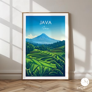 Op de afbeelding: Een poster met een blauwe lucht en groene rijstterrassen op de voorgrond. Een bergtop is zichtbaar op de achtergrond. De tekst "JAVA Indonesië" is op de poster gedrukt.
