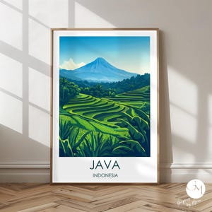 Op de afbeelding: Een kleurrijke illustratie van een bergketen met rijstvelden op de voorgrond. De tekst "JAVA INDONESIË" staat onderaan de afbeelding.
