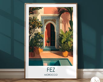 Puede incluir: Una impresión artística enmarcada que presenta una escena de patio en Fez, Marruecos. La obra de arte representa una piscina, exuberante vegetación y una puerta arqueada con intrincados azulejos. La paleta de colores incluye tonos naranja, verde azulado y verde, con la palabra "FEZ" mostrada.