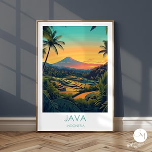 Op de afbeelding: Een kleurrijke illustratie van een bergketen met rijstvelden op de voorgrond. De lucht is fel oranje en blauw, met palmbomen op de voorgrond. De tekst "JAVA INDONESIË" staat onderaan de afbeelding.