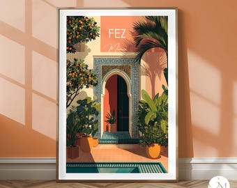 Puede incluir: Una impresión artística enmarcada que representa una escena de patio en Fez, Marruecos. La obra de arte presenta una puerta arqueada con intrincados azulejos, exuberante vegetación y el texto "FEZ". La paleta de colores incluye naranjas cálidos, verdes y azules.