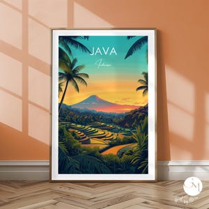 Peut inclure: Une affiche de voyage colorée avec le texte "JAVA Indonésie" et une vue panoramique d'une chaîne de montagnes avec des rizières au premier plan. Le ciel est d'un orange et d'un jaune vifs, avec des palmiers de chaque côté de la montagne.
