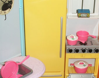 Vintage Barbie Kitchenware / Retro Barbie Cookware / Barbie Retro Pink Dishes