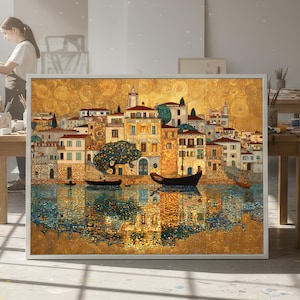 Può includere: Una stampa artistica incorniciata raffigurante una città costiera con edifici nei toni del giallo, arancione e marrone. L'opera presenta barche sull'acqua e un albero con foglie blu-verdi. Lo sfondo ha un motivo dorato a spirale.