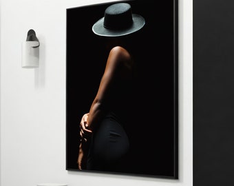 A la sombra del misterio: La mujer bajo el sombrero negro - Arte moderno y sexy en lienzo para decoración de paredes, regalo elegante