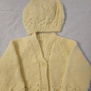 3-6 Monate Handgestrickte Baby Aran V neck Cardigan und Mütze - Lemon