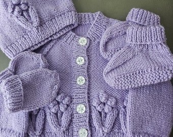 Cardigan, cappello, scarpine e guanti per bambini lavorati a mano con disegno floreale -taglia 0-3 mesi- Viola