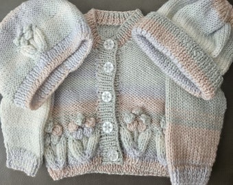 Cardigan per bambini lavorato a mano, cappello con disegno floreale e cappello semplice - taglia 0-3 mesi - Colori pallidi