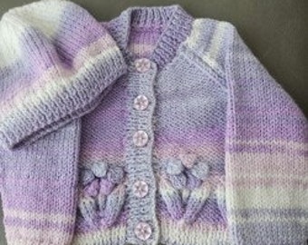 Cardigan per bambini lavorato a mano con disegno floreale e cappello semplice - taglia 0-3 mesi - Viola/Rosa/Bianco