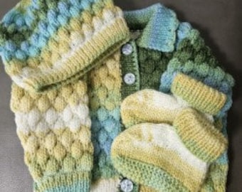 Giacca e cappello per bambini lavorati a mano con design irregolare e stivaletti taglia 0-3 mesi - Verde