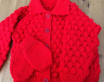 Chaqueta de bebé tejida a mano de 9 a 18 meses con diseño texturizado - Rojo brillante navideño
