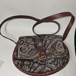 Bolso bandolera vintage Etienne Aigner de tela y cuero color granate con estampado paisley