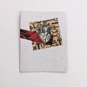 Tarjeta de felicitación con corazón anatómico impreso en relieve sobre llaves