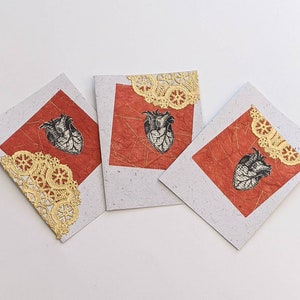 Cœur anatomique avec cartes de voeux rouge et or--Ensemble de 3