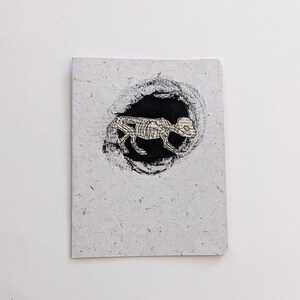 Tarjeta de felicitación con esqueleto de cerdito impreso en relieve