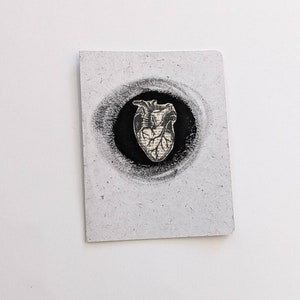 Tarjeta de felicitación con corazón anatómico impreso en relieve