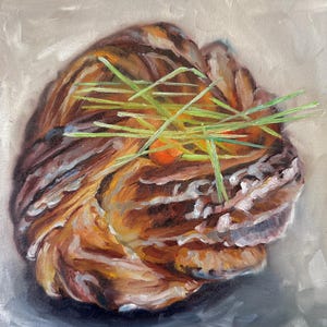 Könnte beinhalten: Ölgemälde eines Gebäckstücks mit braunen und beigen Farbtönen. Grüne Schnittlauchhalme und kleine orangefarbene Kugeln sind obenauf angeordnet. Das Kunstwerk ist vor einem neutralen, cremefarbenen Hintergrund platziert.