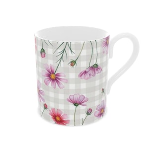 Pode incluir: Caneca de cerâmica branca com um design floral. A caneca apresenta um padrão xadrez cinza claro e branco com flores de cosmos rosa e roxas e caules verdes. A alça é branca.