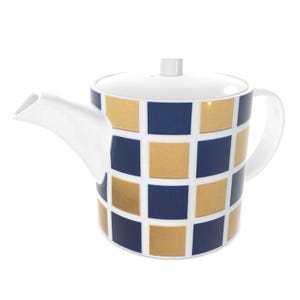 Op de afbeelding: Een witte keramische theepot met een deksel en handvat. De body van de theepot is versierd met een rasterpatroon van marineblauwe en gouden vierkanten. De tuit en het handvat zijn wit.