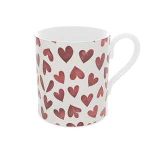 Elegante taza de porcelana fina adornada con vibrantes corazones rojos