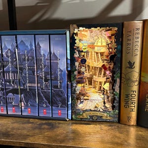 Bücherecke - Magische Nachtallee - Zauberer - Regalschatz - Bücherwurm Geschenke - Krimskrams - Miniaturen Andenken