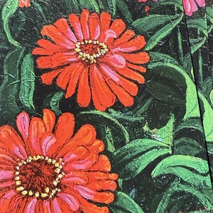 Op de afbeelding: Close-up van een bloemenschilderij met heldere oranje en roze bloemen met gele centra. De bloemen zijn omgeven door groene bladeren tegen een donkere achtergrond, wat een sterk contrast cre&euml;ert. Het kunstwerk heeft een getextureerde, geschilderde uitstraling.