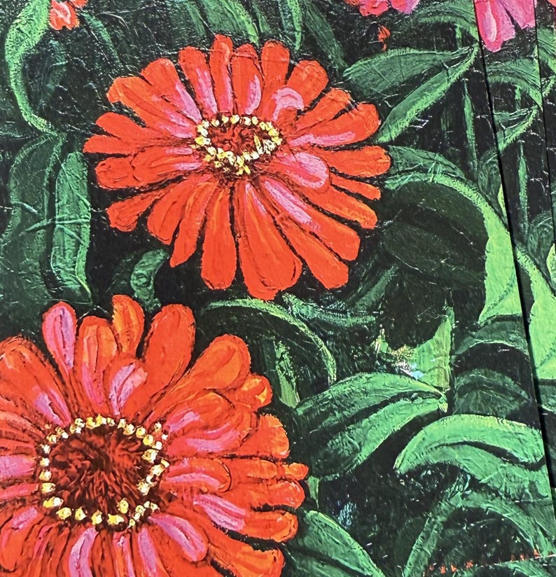 Op de afbeelding: Close-up van een bloemenschilderij met heldere oranje en roze bloemen met gele centra. De bloemen zijn omgeven door groene bladeren tegen een donkere achtergrond, wat een sterk contrast cre&euml;ert. Het kunstwerk heeft een getextureerde, geschilderde uitstraling.