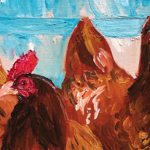 Op de afbeelding: Close-up van een schilderij van twee bruine kippen met rode kammen. De kippen zijn geschilderd in een realistische stijl met zichtbare penseelstreken. De achtergrond is een lichtblauwe lucht met witte wolken.