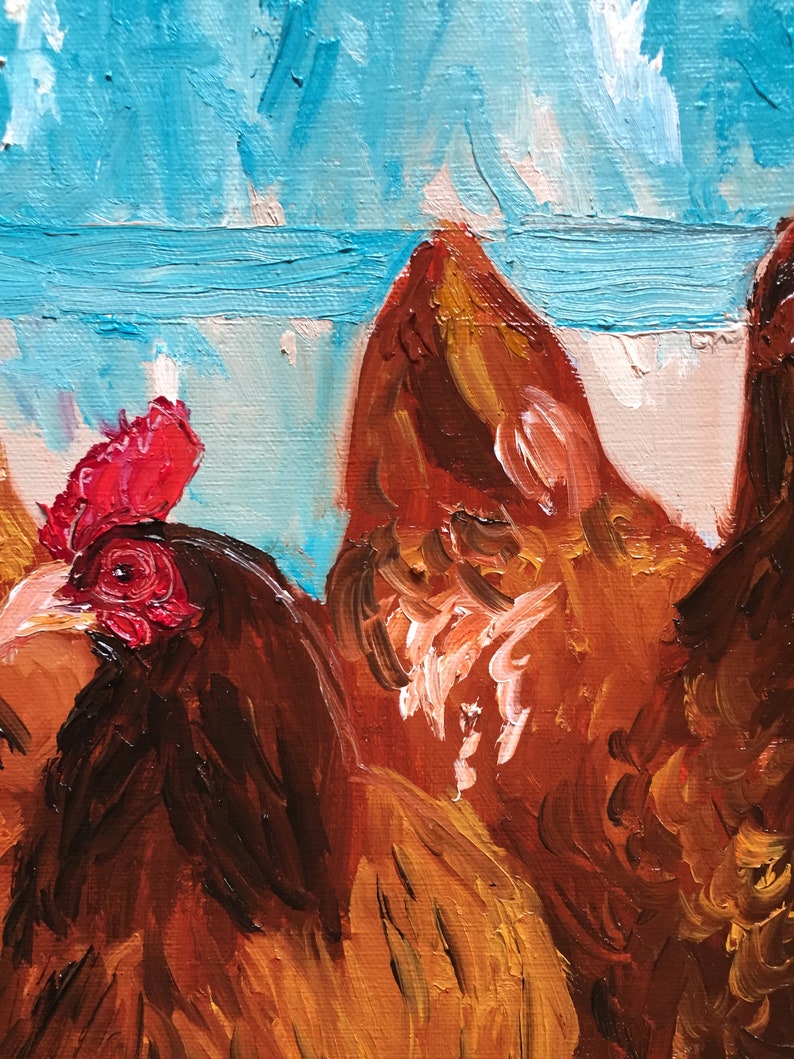 Op de afbeelding: Close-up van een schilderij van twee bruine kippen met rode kammen. De kippen zijn geschilderd in een realistische stijl met zichtbare penseelstreken. De achtergrond is een lichtblauwe lucht met witte wolken.