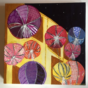 Puede incluir: Pintura original de faroles de papel coloridos sobre un fondo amarillo y marrón, con un cielo nocturno negro. Los faroles son de varios colores, incluyendo morado, rojo, rosa y amarillo, y tienen patrones intrincados.