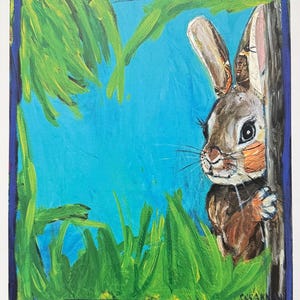 Op de afbeelding: Origineel schilderij van een bruin konijn dat achter een boomstam vandaan gluurt. Het konijn heeft lange oren en staat tegen een helderblauwe achtergrond. Groene penseelstreken beelden gras en gebladerte uit, omlijst door een donkerblauwe rand.