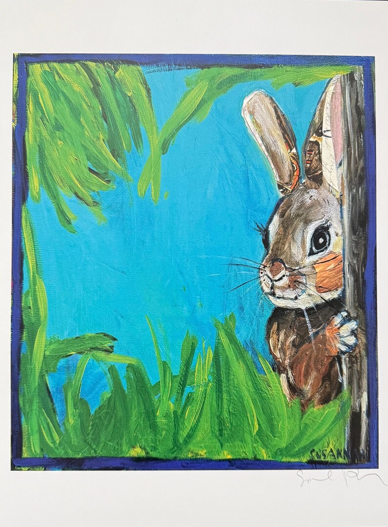 Op de afbeelding: Origineel schilderij van een bruin konijn dat achter een boomstam vandaan gluurt. Het konijn heeft lange oren en staat tegen een helderblauwe achtergrond. Groene penseelstreken beelden gras en gebladerte uit, omlijst door een donkerblauwe rand.