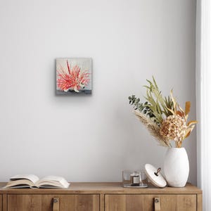 Pu&ograve; includere: Un cartello in legno fatto a mano con la scritta "Welcome to our home" in stile scritto a mano. Il cartello &egrave; dipinto di bianco con una finitura invecchiata e un piccolo cuore decorativo &egrave; attaccato. Il cartello misura circa 30 cm di larghezza.